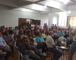 AGRICULTORES DE TURVO REÚNEM-SE EM BUSCA DE SOLUÇÃO PARA PAGAMENTO DE LEITE
